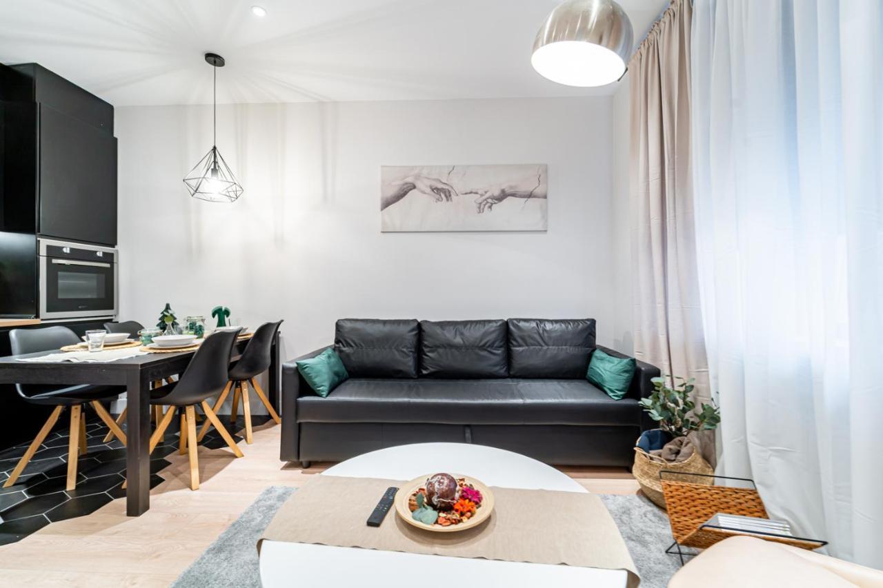 Edsam Madrid Apartments Black Екстер'єр фото