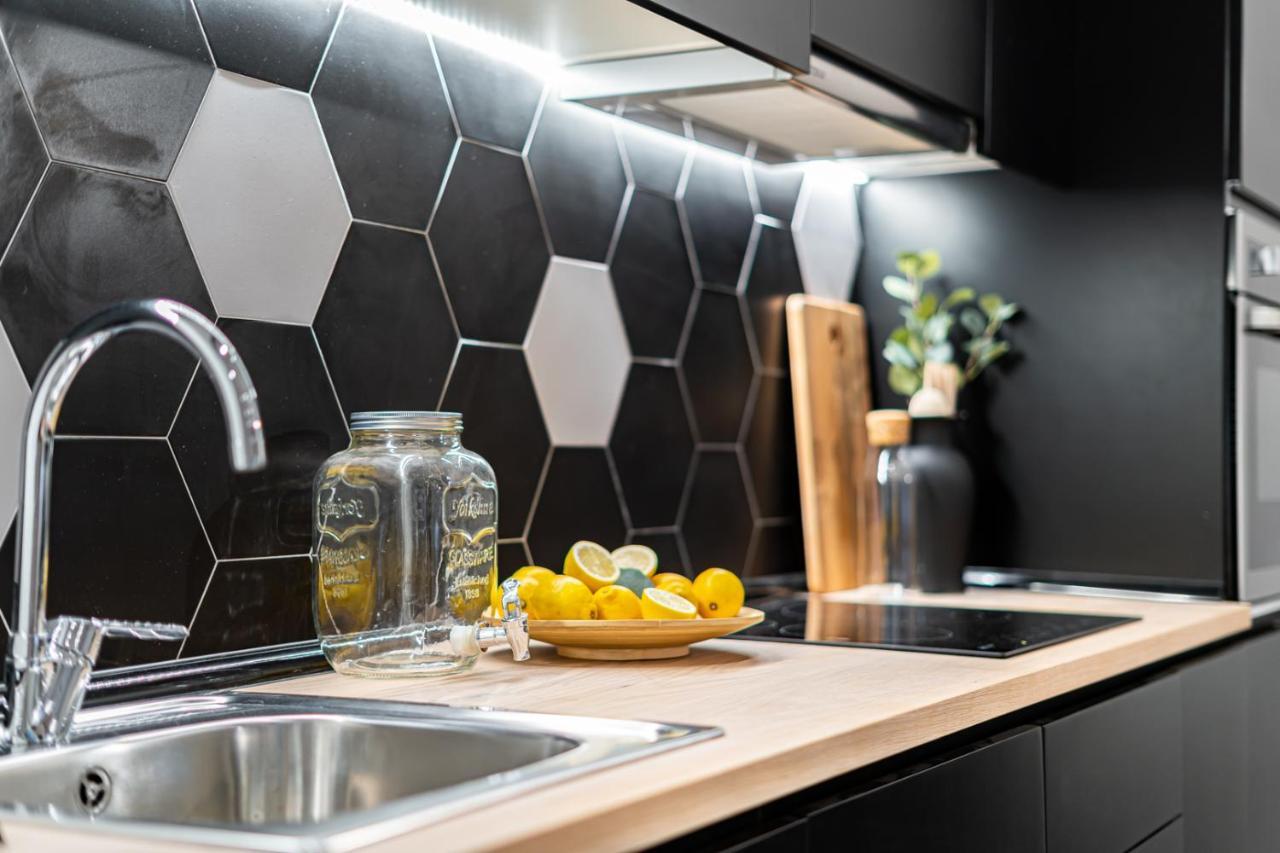 Edsam Madrid Apartments Black Екстер'єр фото