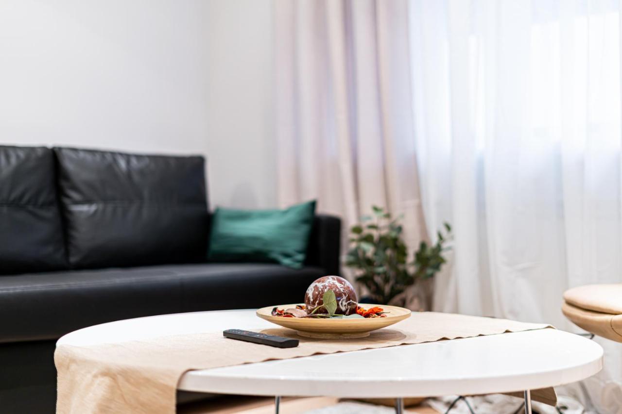 Edsam Madrid Apartments Black Екстер'єр фото